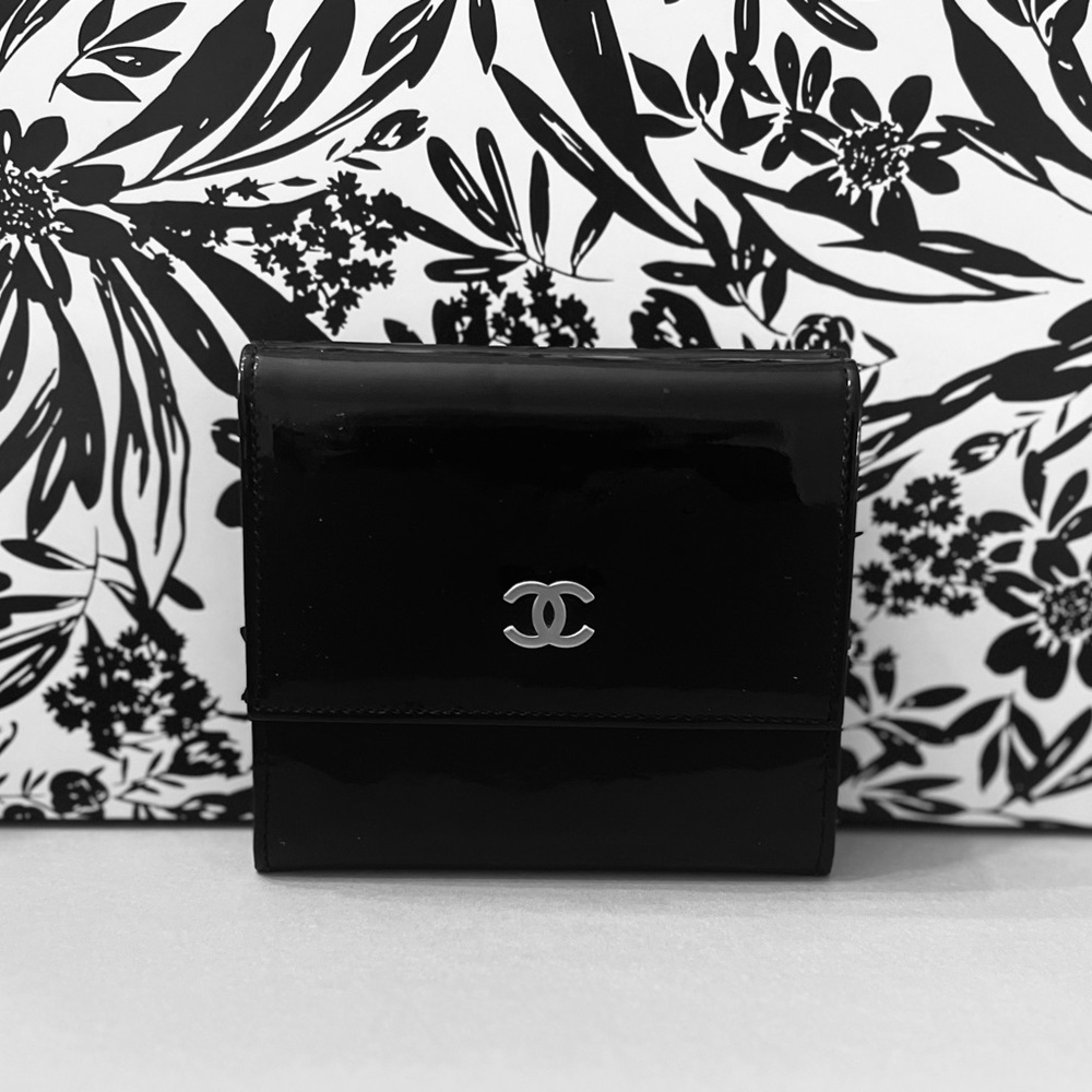 CHANEL Vintage Trifold Wallet Black Patent Leather - Picture 6 of 13